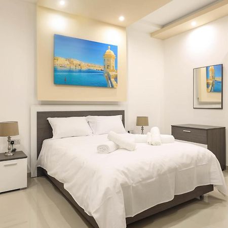Luxurious Duplex Seafront Apt W Amazing Sea Views Birżebbuġa Екстериор снимка